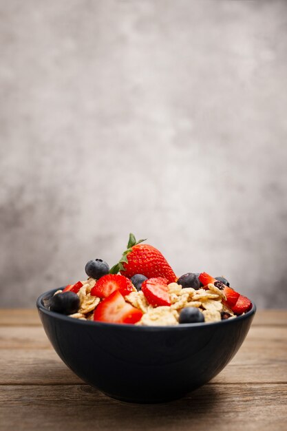 Colazione sana al farro con fragole e mirtilli