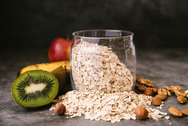 Colazione sana di avena e frutta