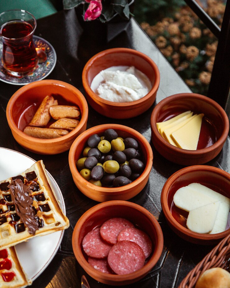 Foto gratuito colazione servita con vari cibi