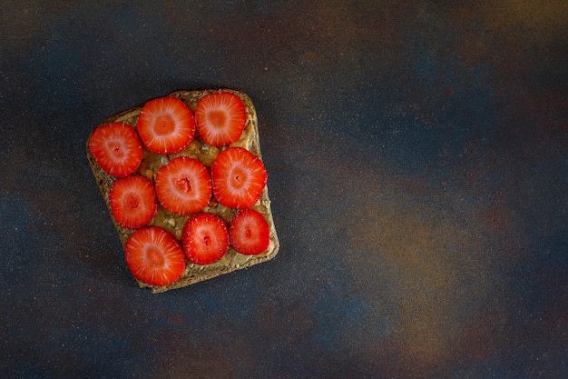 Colazione tradizionale americana ed europea d'estate: sandwich di toast con burro di arachidi, copia vista dall'alto