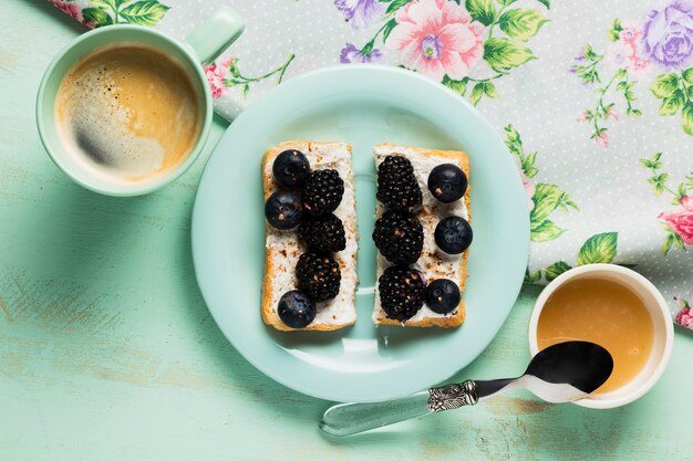 Colazione vintage con frutti di bosco