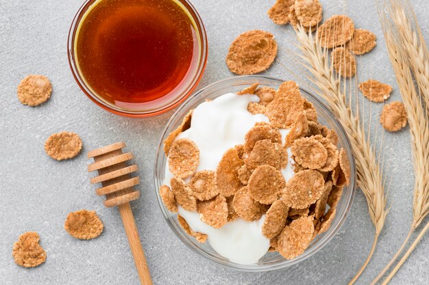 Colazione vista dall'alto con cereali e miele