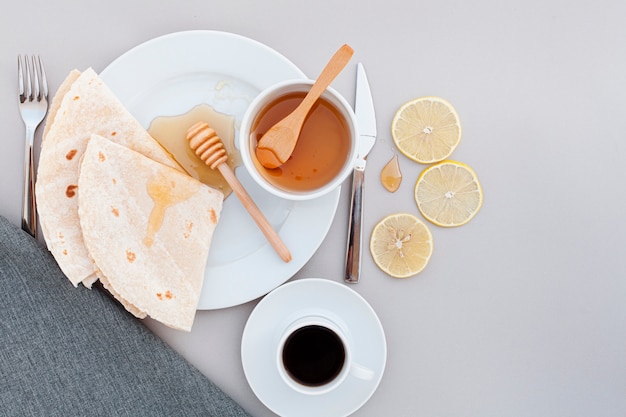 Colazione vista dall'alto con tortillas e caffè