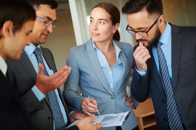 Collaboratori alla ricerca di idee per incontro