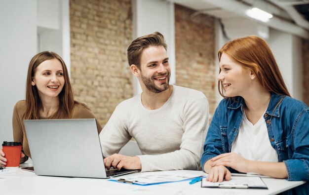 Collaboratori che discutono di un progetto imprenditoriale