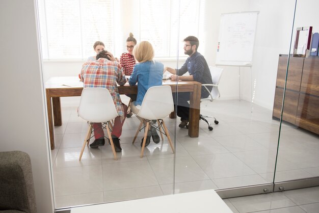 Collaboratori che lavorano in team. Concetto di brainstorming