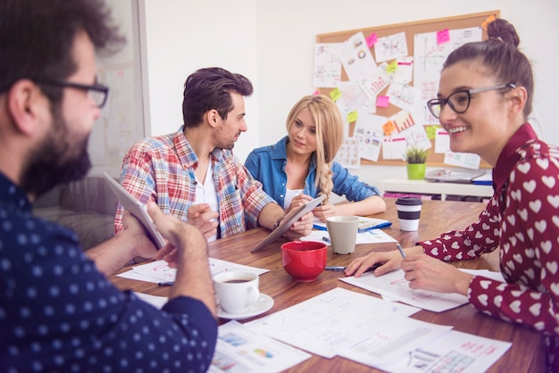 Collaboratori che lavorano in team. Concetto di brainstorming