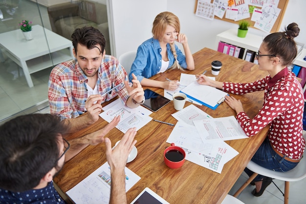 Collaboratori che lavorano in team. Concetto di brainstorming