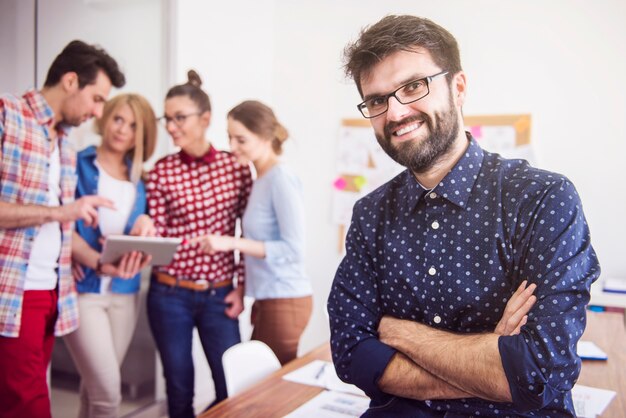 Collaboratori che lavorano in team. Concetto di manager