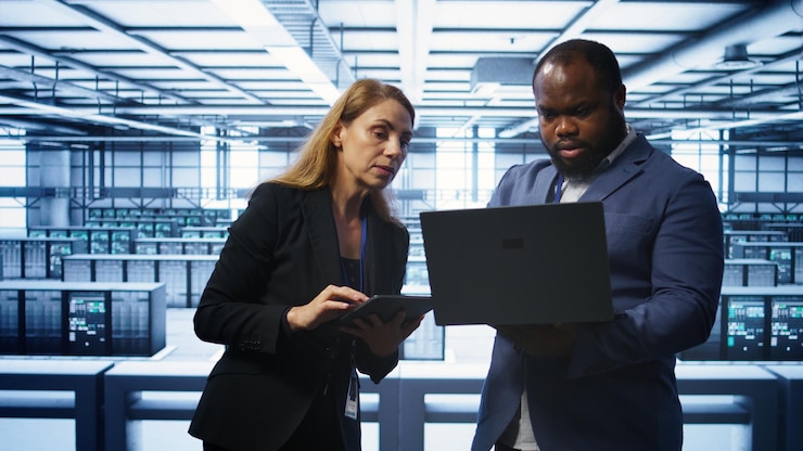 Foto gratuito collaboratori nel data center che fanno brainstorming per correggere gli errori