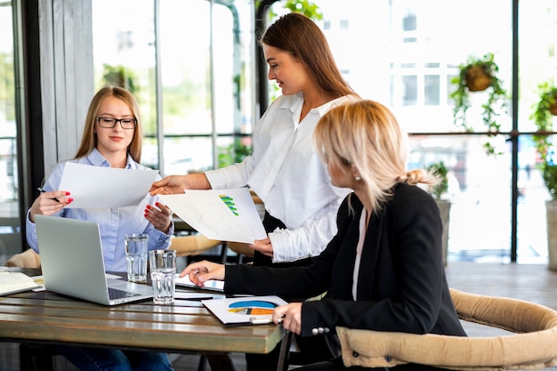 Collaborazione femminile in ufficio mock-up