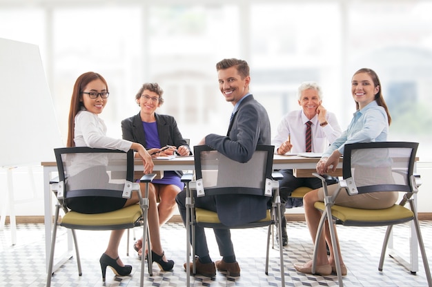 collega giovane imprenditore parlando il lavoro di squadra