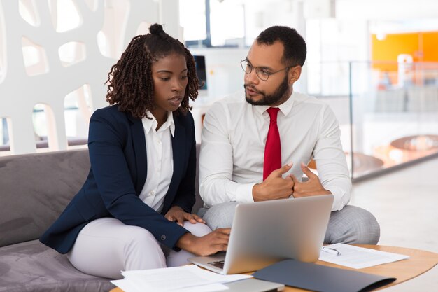 Collega maschio consultantesi professionale femminile giovane