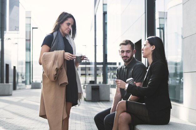 Colleghe con caffè in ufficio