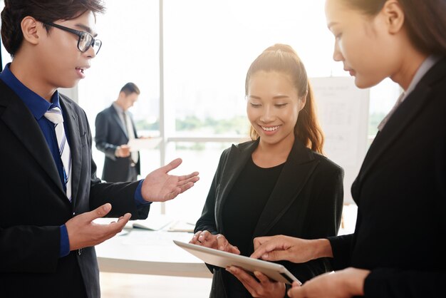 Colleghi asiatici incentrati sul lavoro