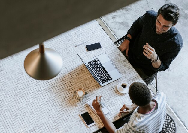 Colleghi che discutono del loro lavoro su un laptop