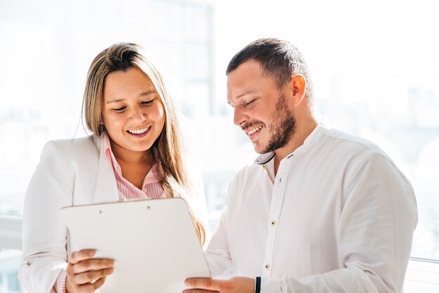 Colleghi che discutono il progetto e che esaminano appunti