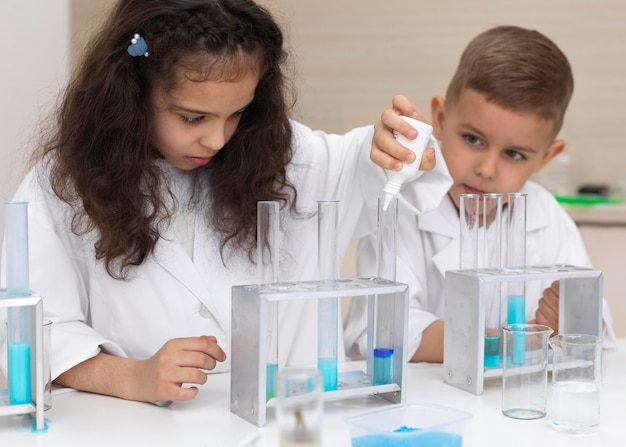 Colleghi che fanno un esperimento chimico a scuola