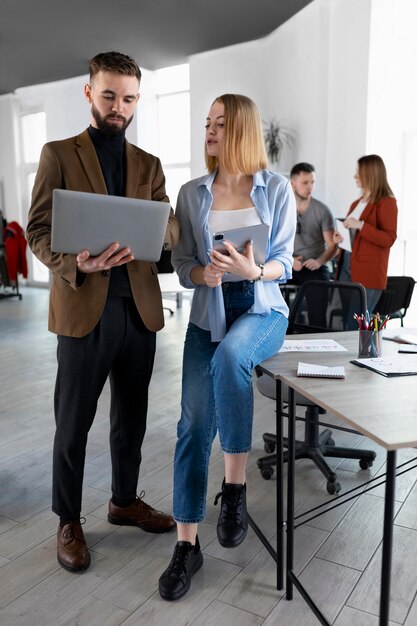 Colleghi che hanno una riunione di lavoro in ufficio