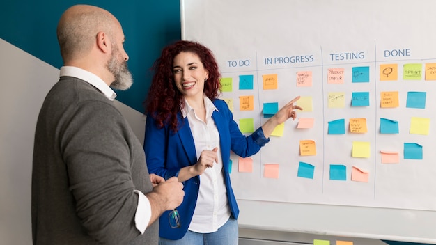 Colleghi che lavorano al progetto aziendale