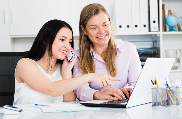 Colleghi che lavorano al progetto