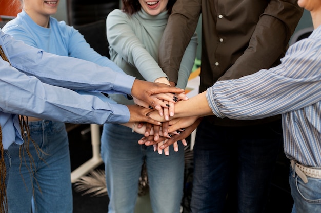 Colleghi che lavorano come squadra in ufficio