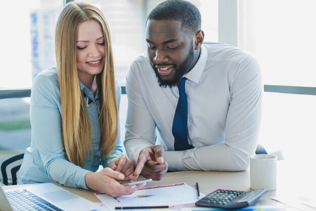 Colleghi che lavorano come una squadra