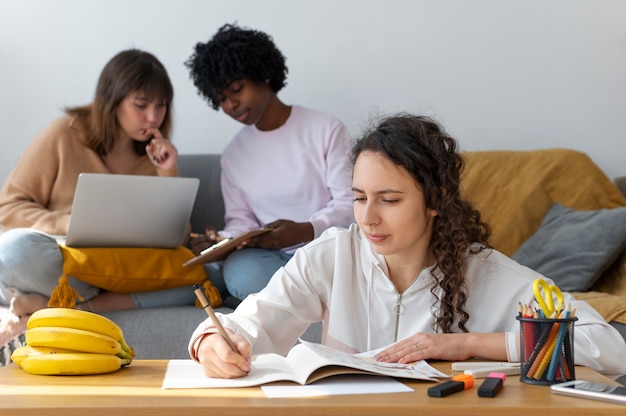 Colleghi che lavorano in team per un progetto