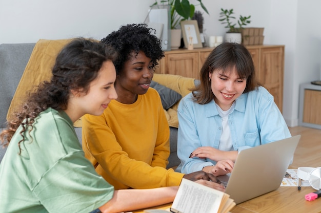 Colleghi che lavorano in team per un progetto