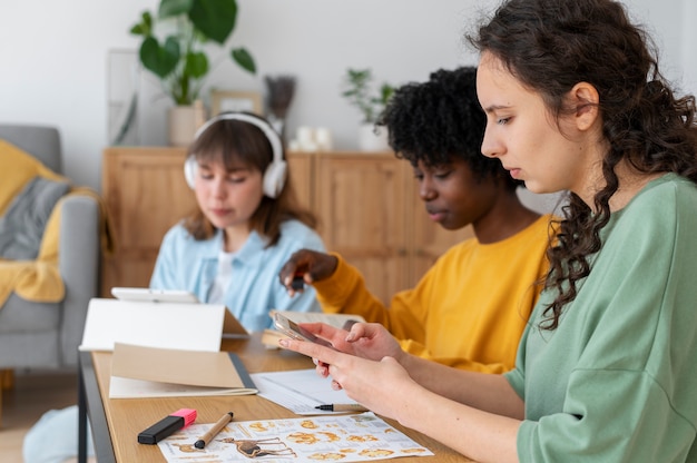 Colleghi che lavorano in team per un progetto