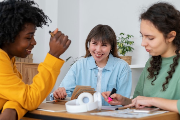 Colleghi che lavorano in team per un progetto