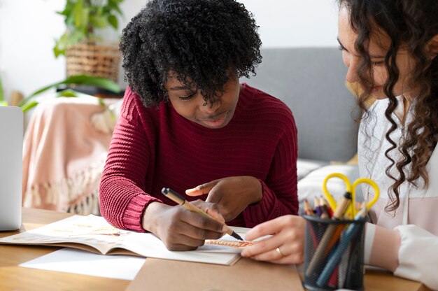 Colleghi che lavorano in team per un progetto