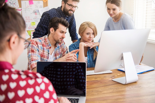 Colleghi che lavorano in ufficio in un'atmosfera rilassata