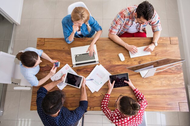 Colleghi che lavorano in ufficio in un'atmosfera rilassata