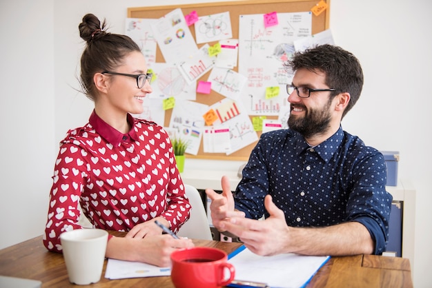 Colleghi che lavorano in ufficio in un'atmosfera rilassata