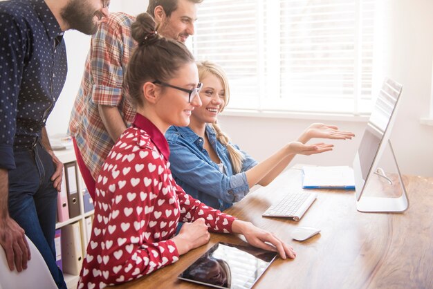 Colleghi che lavorano in ufficio in un'atmosfera rilassata