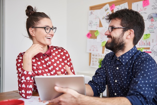 Colleghi che lavorano in ufficio in un'atmosfera rilassata