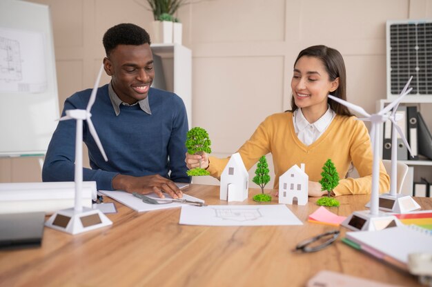 Colleghi che lavorano insieme al progetto ambientale