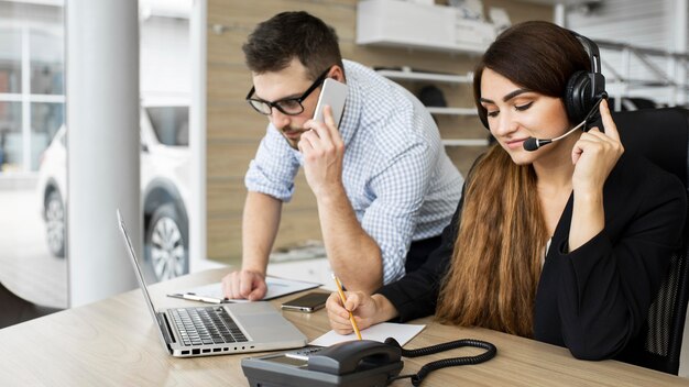 Colleghi che lavorano insieme in ufficio