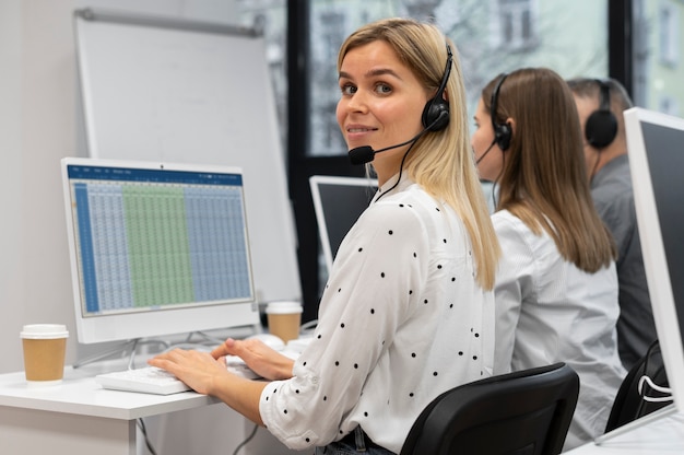 Colleghi che lavorano insieme in un ufficio del call center