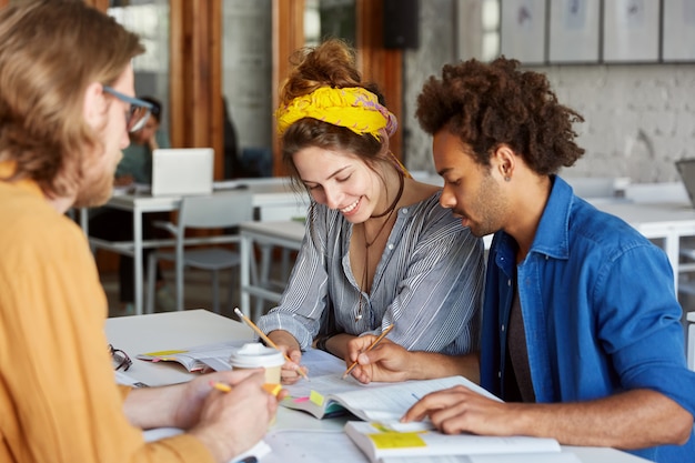 Colleghi che lavorano insieme seduti nella caffetteria