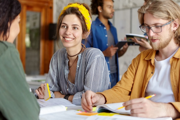 Colleghi che lavorano insieme seduti nella caffetteria