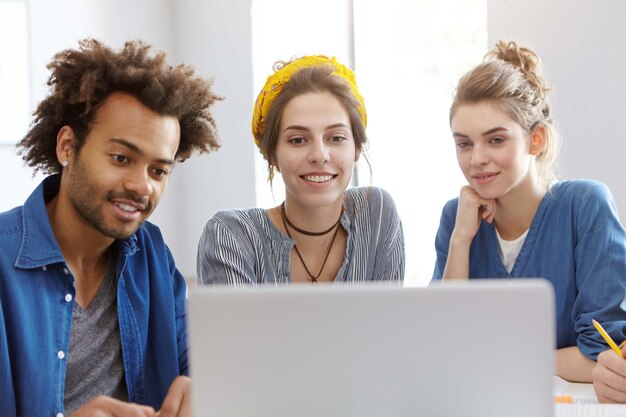 Colleghi che lavorano insieme seduti nella caffetteria