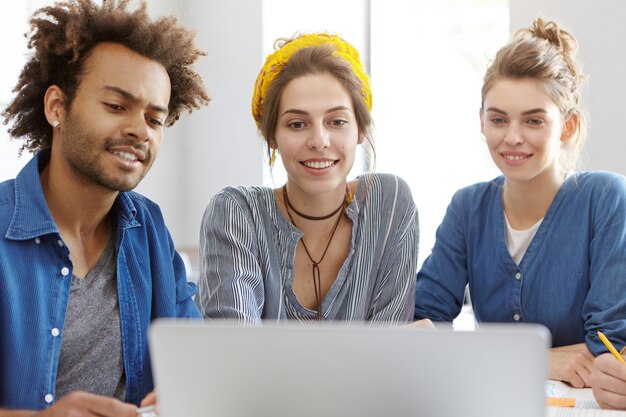 Colleghi che lavorano insieme seduti nella caffetteria