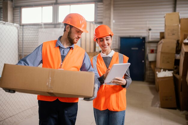 Colleghi che parlano del loro lavoro