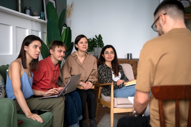 Colleghi che partecipano a una sessione di studio