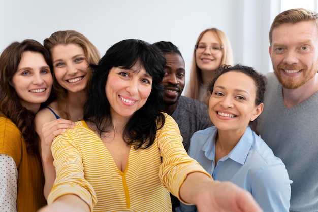 Colleghi che si fanno selfie inquadratura media