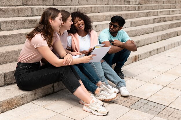 Colleghi che studiano insieme davanti al loro college prima di un esame