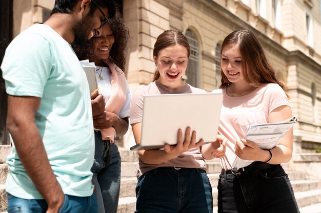 Colleghi che studiano insieme davanti al loro college