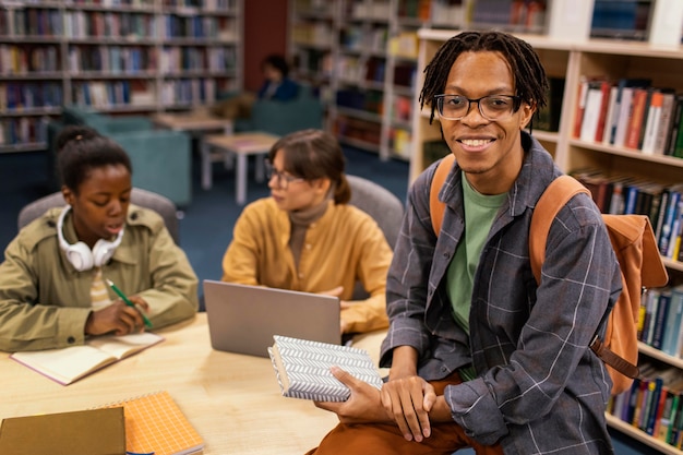 Colleghi che studiano insieme nella biblioteca dell'università